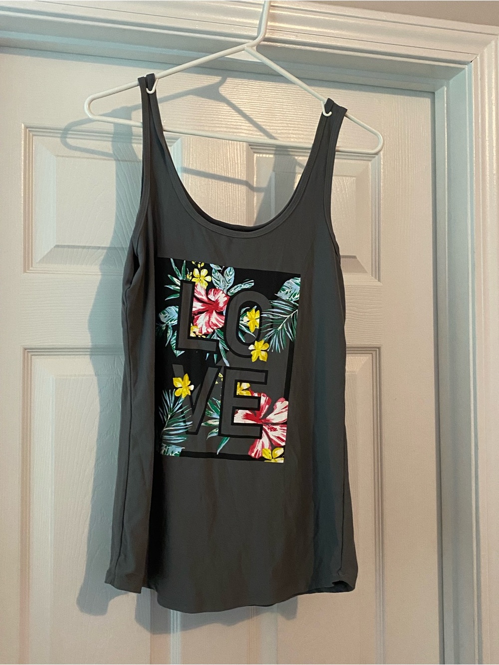 No Boundaries Gray Floral LOVE Graphic Tank Top - Picture 1 of 1